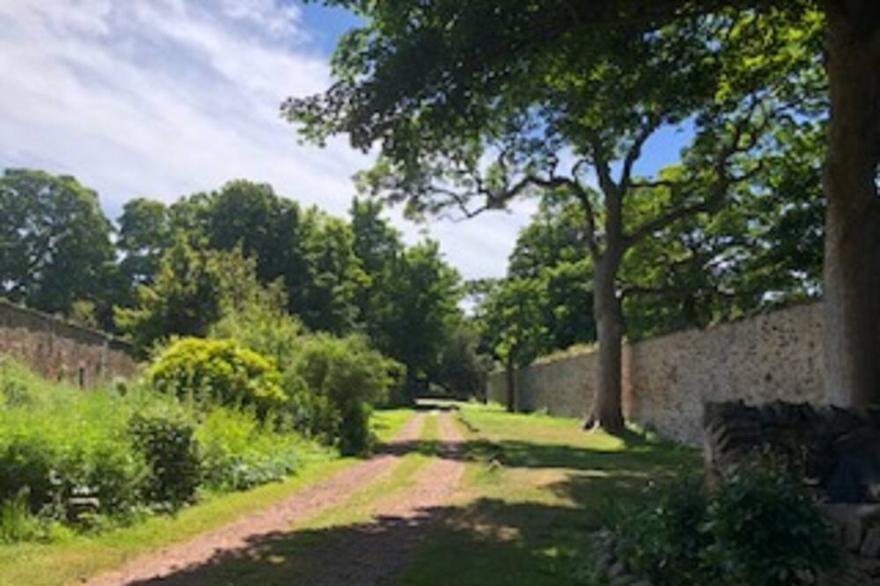 3 bedroom Historic Cottage With View Over Aberlady Bay