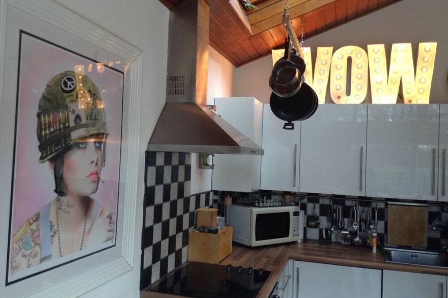 Riverside Bungalow near legoland, Windsor, Hot Tub & Sauna. Pet Friendly.