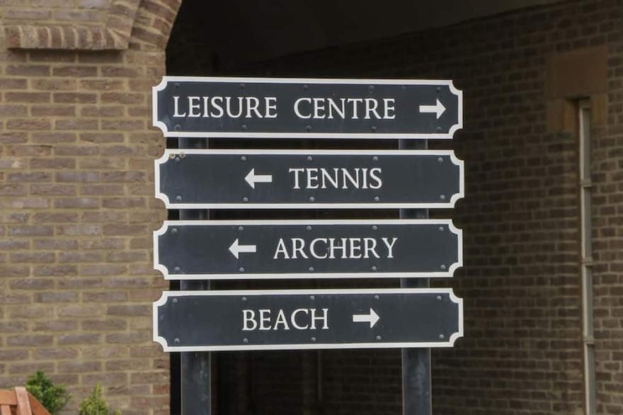 CAUSEWAY COTTAGE, pet friendly, character holiday cottage in Filey