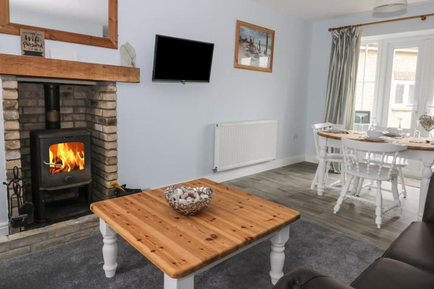CAUSEWAY COTTAGE, pet friendly, character holiday cottage in Filey