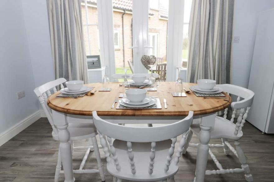 CAUSEWAY COTTAGE, pet friendly, character holiday cottage in Filey