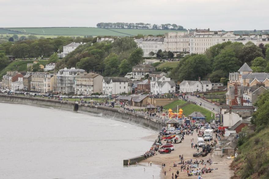CAUSEWAY COTTAGE, pet friendly, character holiday cottage in Filey