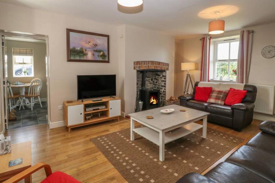 GLASFRYN, pet friendly, with open fire in Llanfaethlu