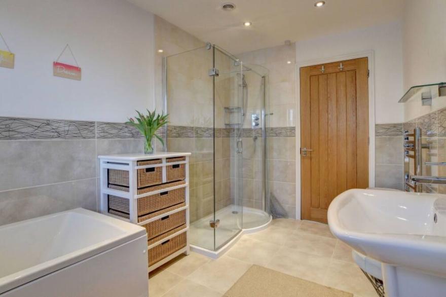 Beautiful private villa for 10 people with WIFI, TV, patio and parking