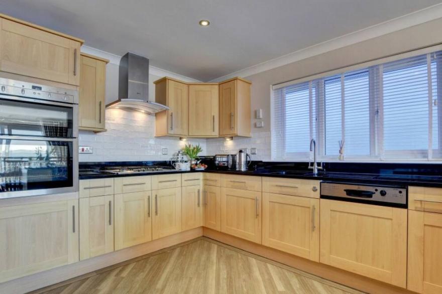 Beautiful private villa for 10 people with WIFI, TV, patio and parking