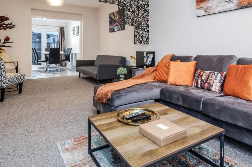 Stunning ☆ 3 Bedroom  ☆ 2 Bath house Hainault /Greater London☆