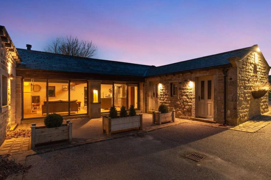 THE OLD SHIPPON MEWS, pet friendly, with open fire in Cowling