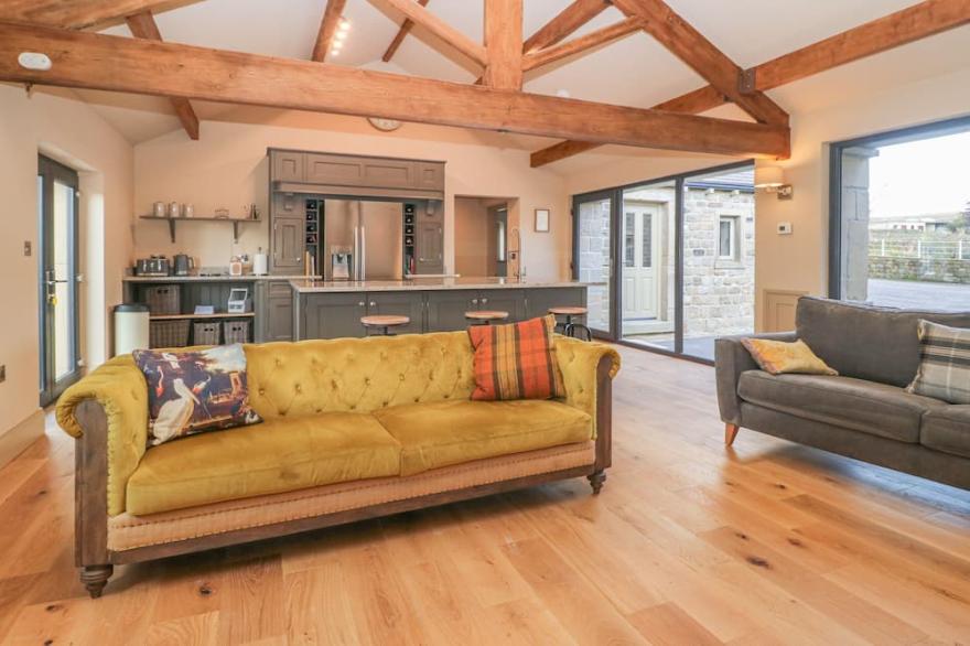 THE OLD SHIPPON MEWS, pet friendly, with open fire in Cowling