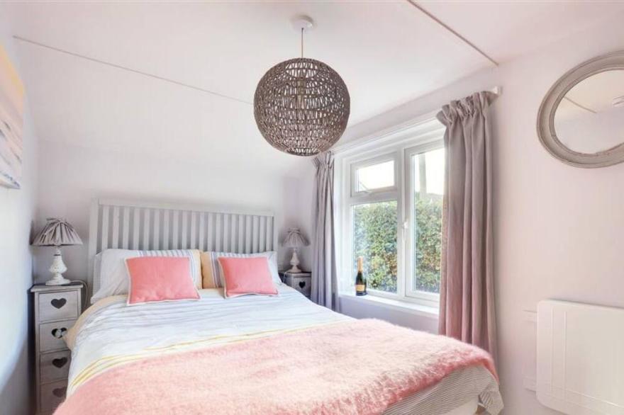 Beautiful private villa for 6 guests with WIFI, TV, patio and parking