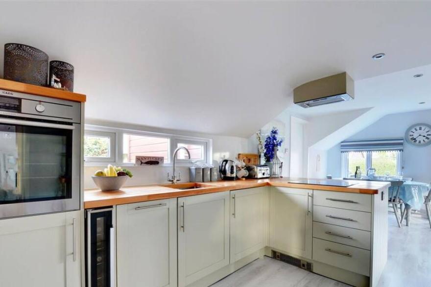 Beautiful private villa for 6 guests with WIFI, TV, patio and parking