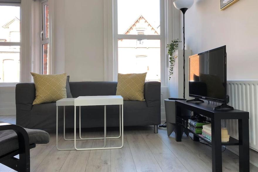 Stylish duplex apt close to downtown & Queens Uni (Wellesley Avenue)