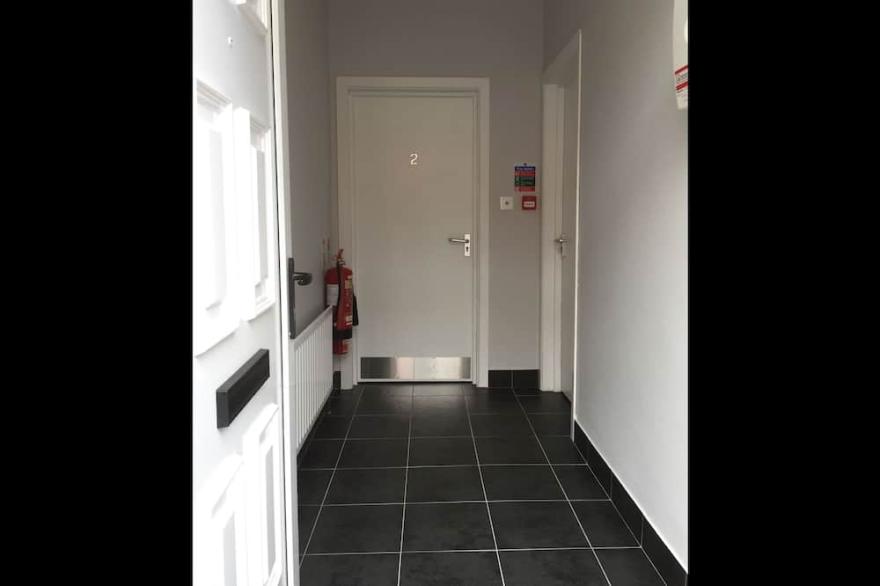 Stylish duplex apt close to downtown & Queens Uni (Wellesley Avenue)