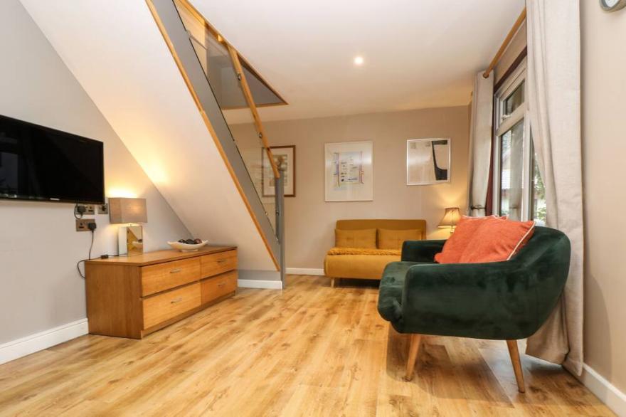 46 TREVITHICK COURT, pet friendly, with pool in Hayle