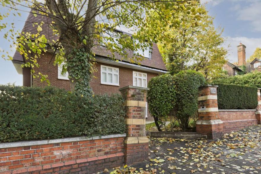 Delightful apartment in prime location near Hampstead Heath by UnderTheDoormat