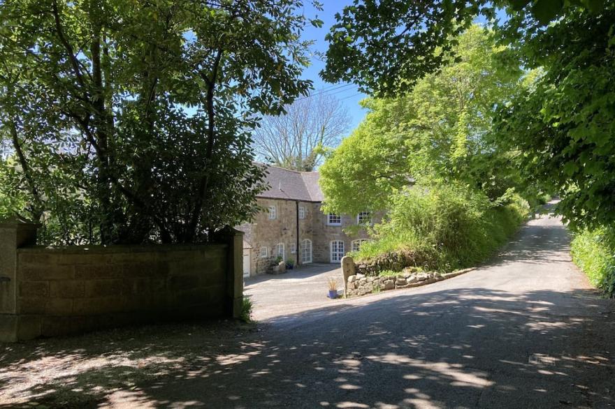 Charming cottage in quiet village near the Helford River