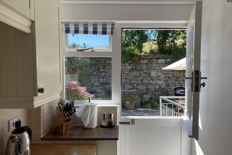 Charming cottage in quiet village near the Helford River