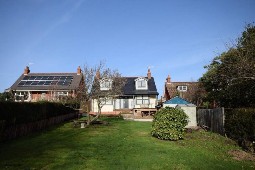 Chalet bungalow, countryside view, minutes from beach Totland Bay, Isle of Wight
