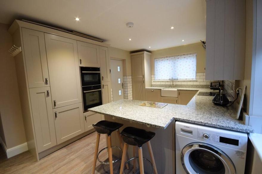 Chalet bungalow, countryside view, minutes from beach Totland Bay, Isle of Wight