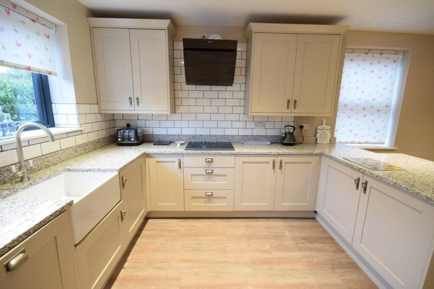 Chalet bungalow, countryside view, minutes from beach Totland Bay, Isle of Wight