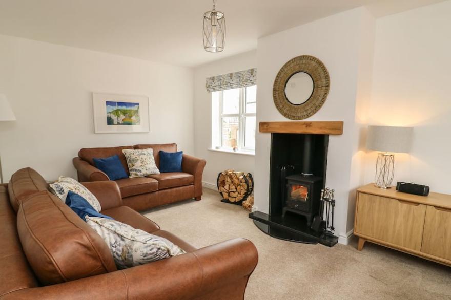 HOLLY FARM COTTAGE, family friendly in Buckton And Bempton
