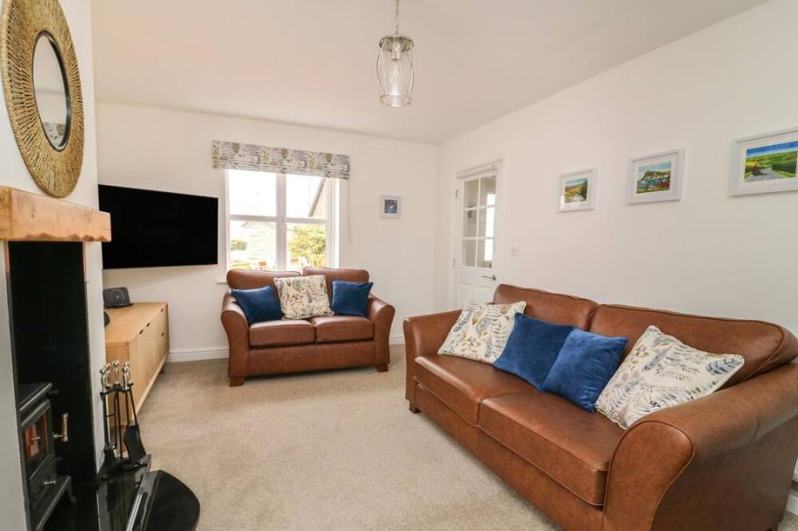 HOLLY FARM COTTAGE, family friendly in Buckton And Bempton