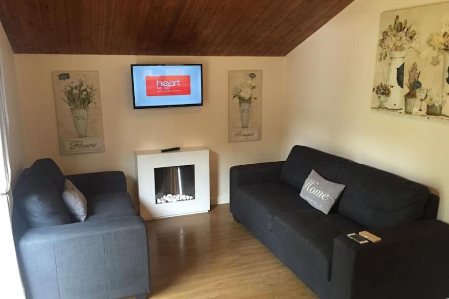 BEAUTIFUL WOODLAND SET THREE BEDROOM TIMBER CABIN