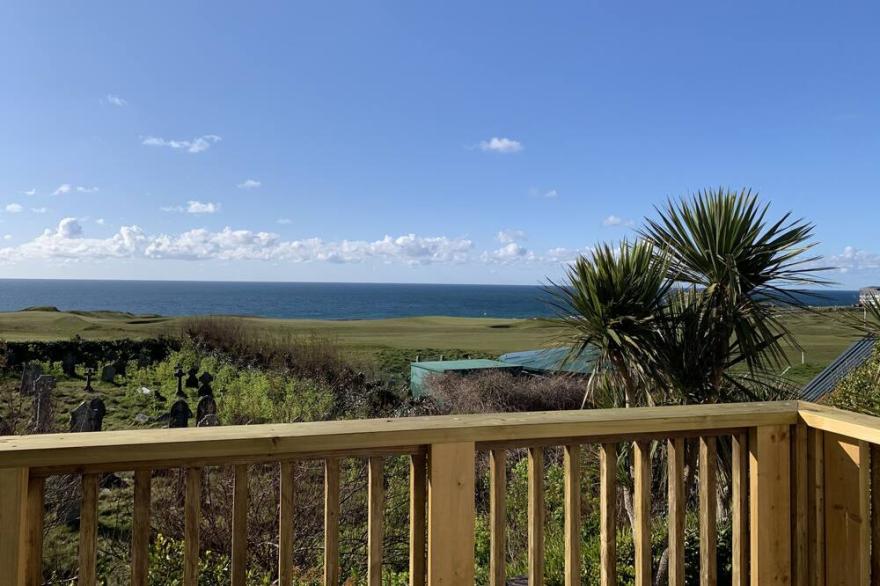 AMAZING SEA VIEWS AND SUNSETS - 2 BED HOUSE WITH BALCONY, WIFI, PARKING SLEEPS 5