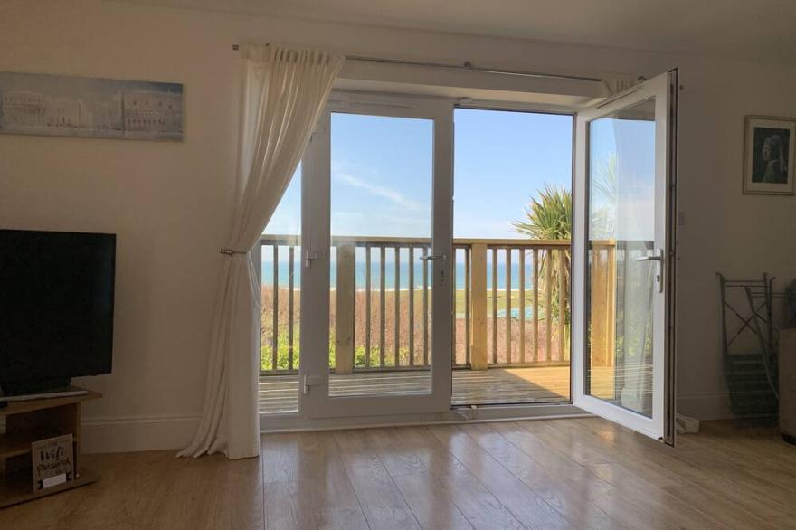 AMAZING SEA VIEWS AND SUNSETS - 2 BED HOUSE WITH BALCONY, WIFI, PARKING SLEEPS 5