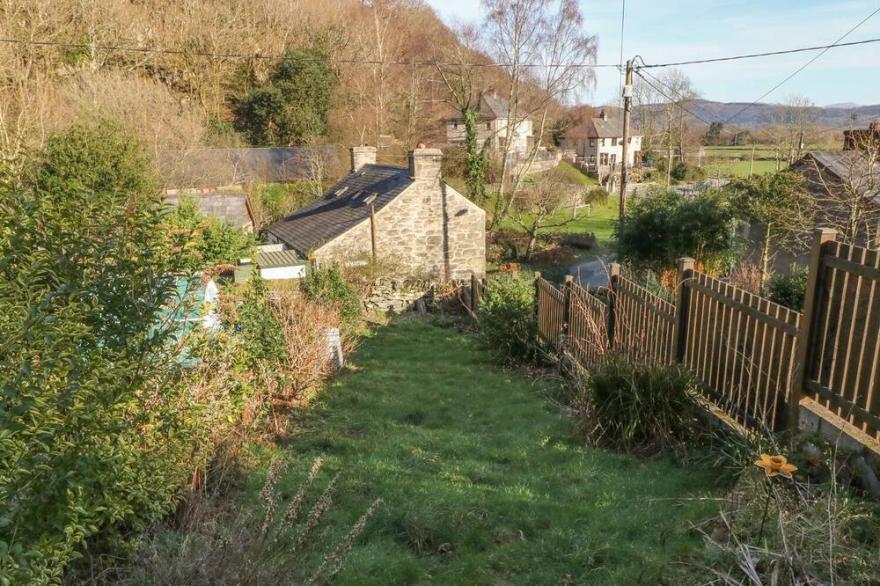 2 BRYN EGLWYS, family friendly, character holiday cottage in Prenteg