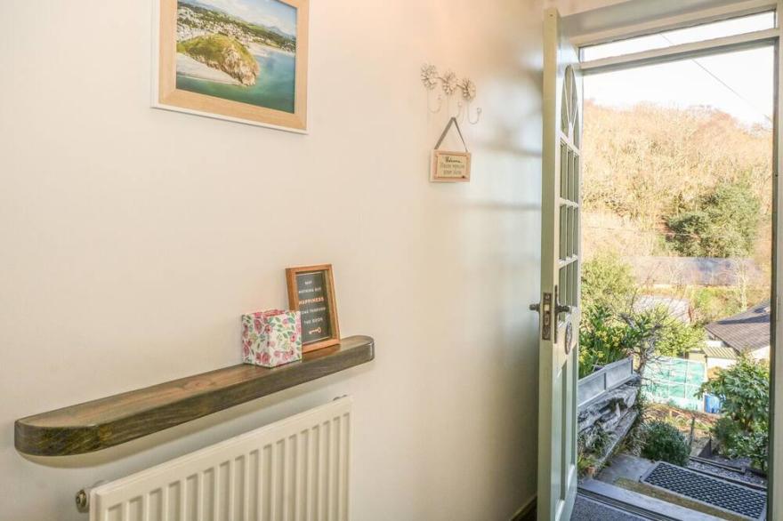 2 BRYN EGLWYS, family friendly, character holiday cottage in Prenteg