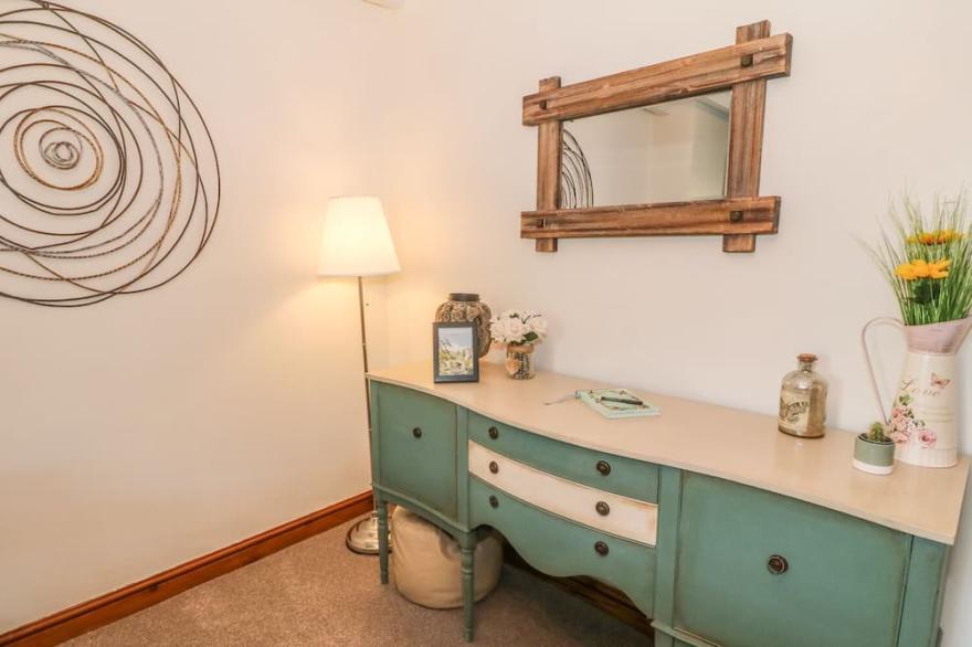 2 BRYN EGLWYS, family friendly, character holiday cottage in Prenteg