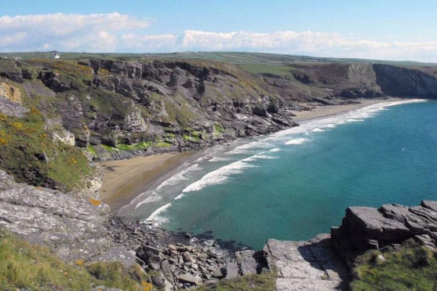 HEIGHTLEY HOUSE, pet friendly, country holiday cottage in Treknow