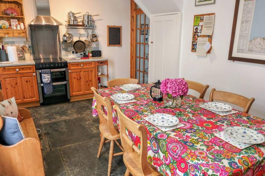 HEIGHTLEY HOUSE, pet friendly, country holiday cottage in Treknow