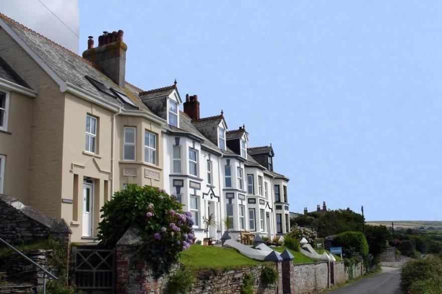 HEIGHTLEY HOUSE, pet friendly, country holiday cottage in Treknow
