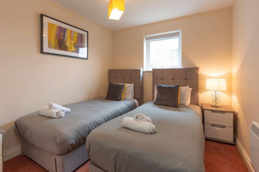 Amazing City Centre Location! 2 Bedroom Apartment sleeps 6!