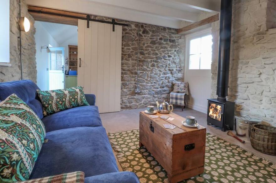 DOLWYLAN BARN, pet friendly, character holiday cottage in New Quay