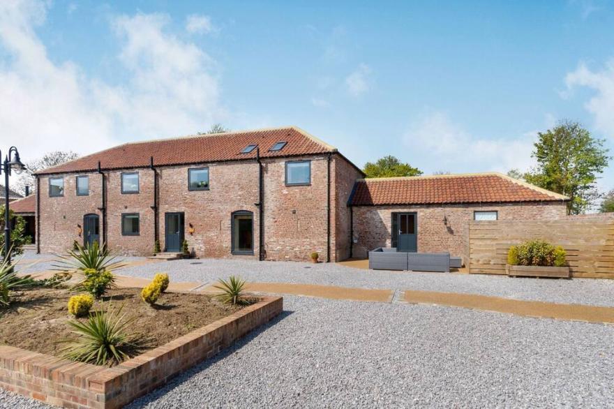 PARTRIDGE PLACE, pet friendly, with hot tub in Burton Pidsea