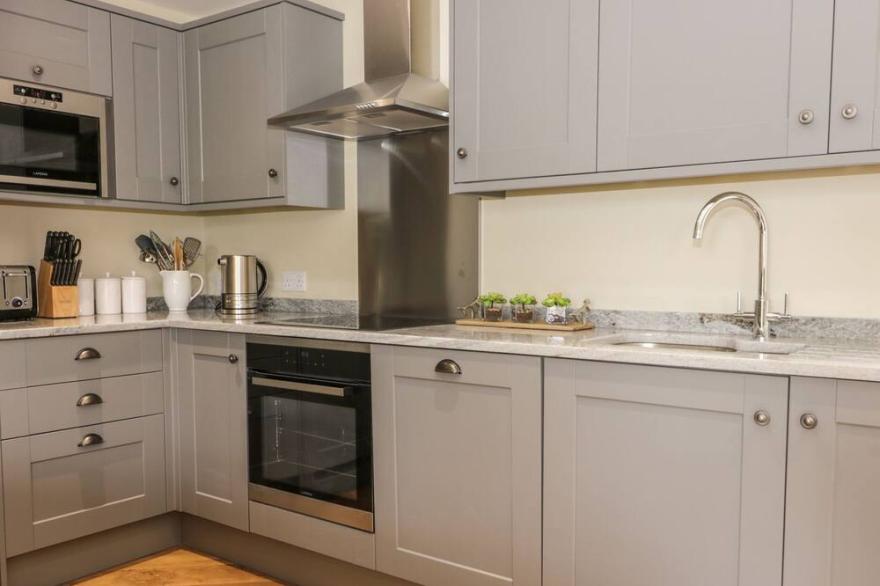 PARTRIDGE PLACE, pet friendly, with hot tub in Burton Pidsea