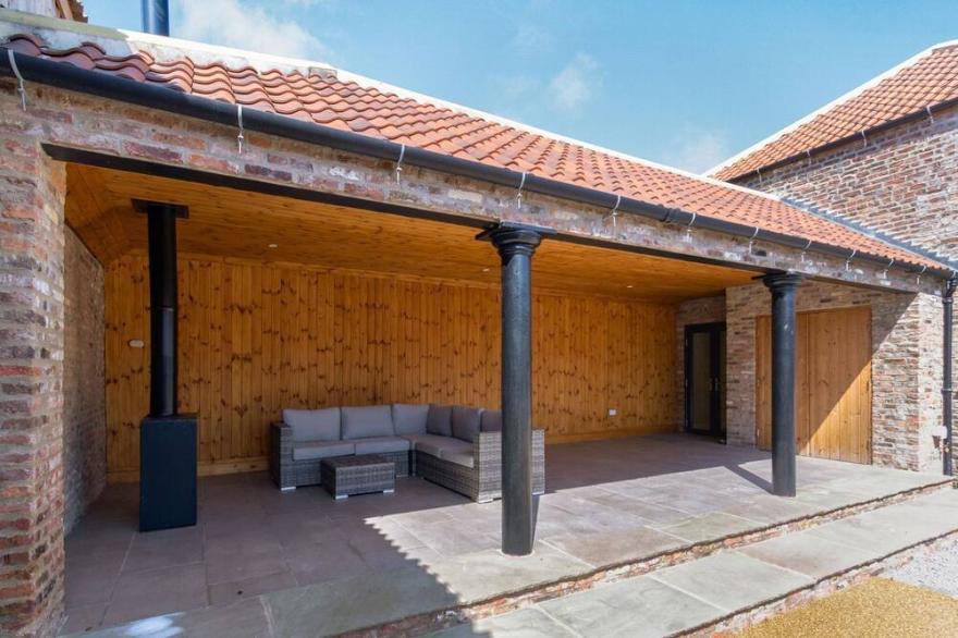 FOX'S DEN, pet friendly, character holiday cottage in Burton Pidsea