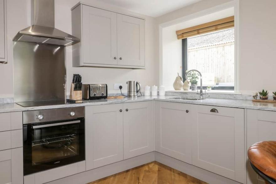 FOX'S DEN, pet friendly, character holiday cottage in Burton Pidsea