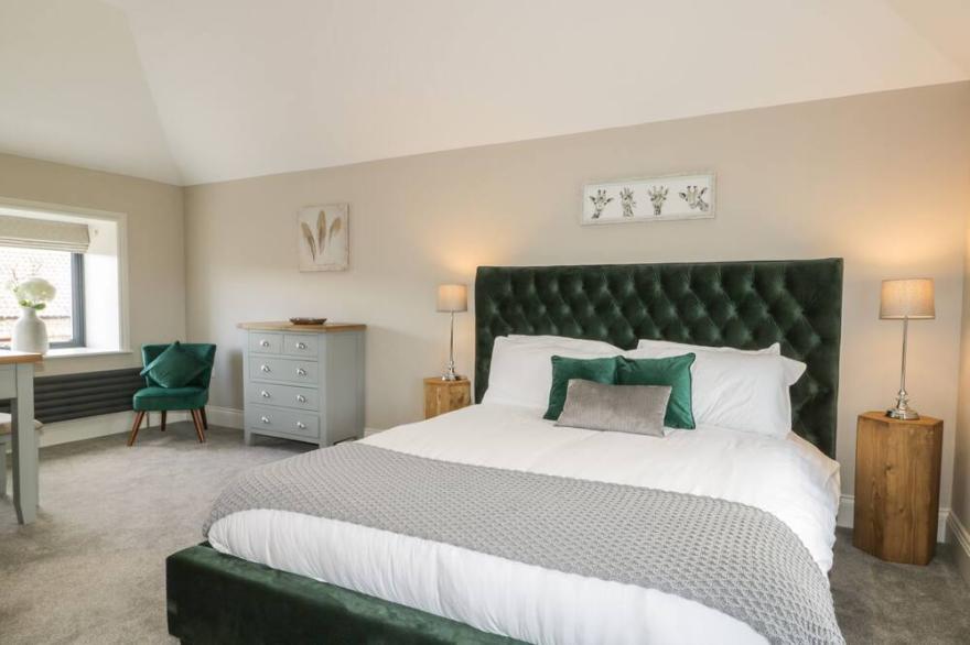 FOX'S DEN, pet friendly, character holiday cottage in Burton Pidsea