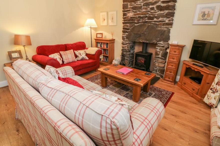 NUTKIN COTTAGE, pet friendly, with open fire in Bowness-On-Windermere