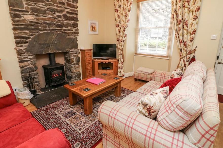 NUTKIN COTTAGE, pet friendly, with open fire in Bowness-On-Windermere