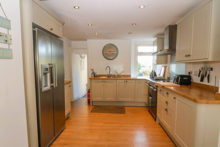 HYFRYDLE, family friendly, character holiday cottage in Benllech