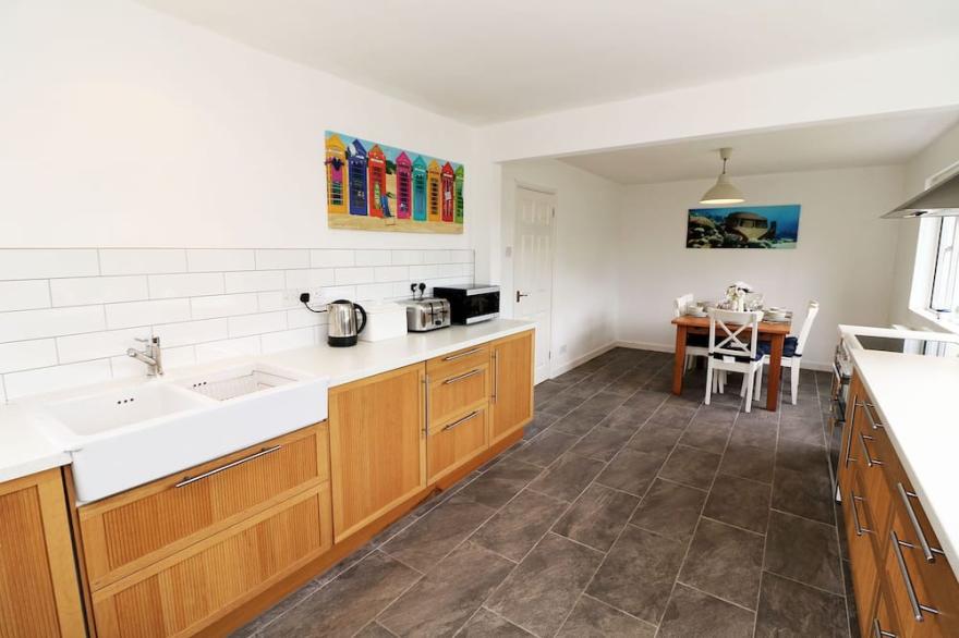 Summer Shores - 3 Bed | Coastal | Private Garden