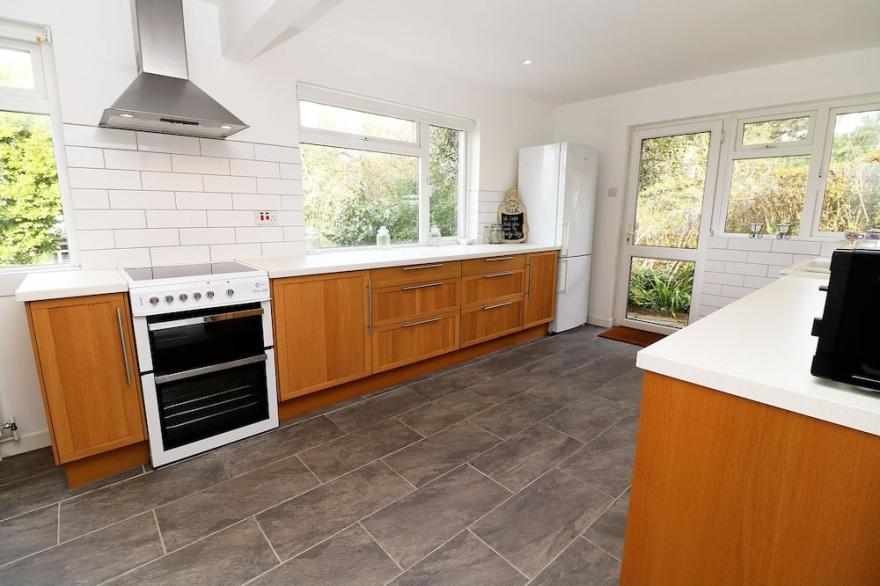 Summer Shores - 3 Bed | Coastal | Private Garden