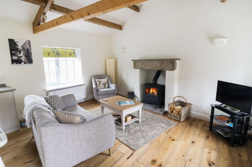 THE HAYLOFT, pet friendly, luxury holiday cottage in Hawes