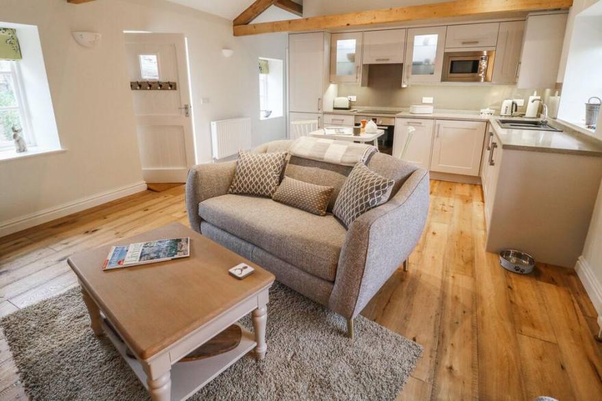 THE HAYLOFT, pet friendly, luxury holiday cottage in Hawes