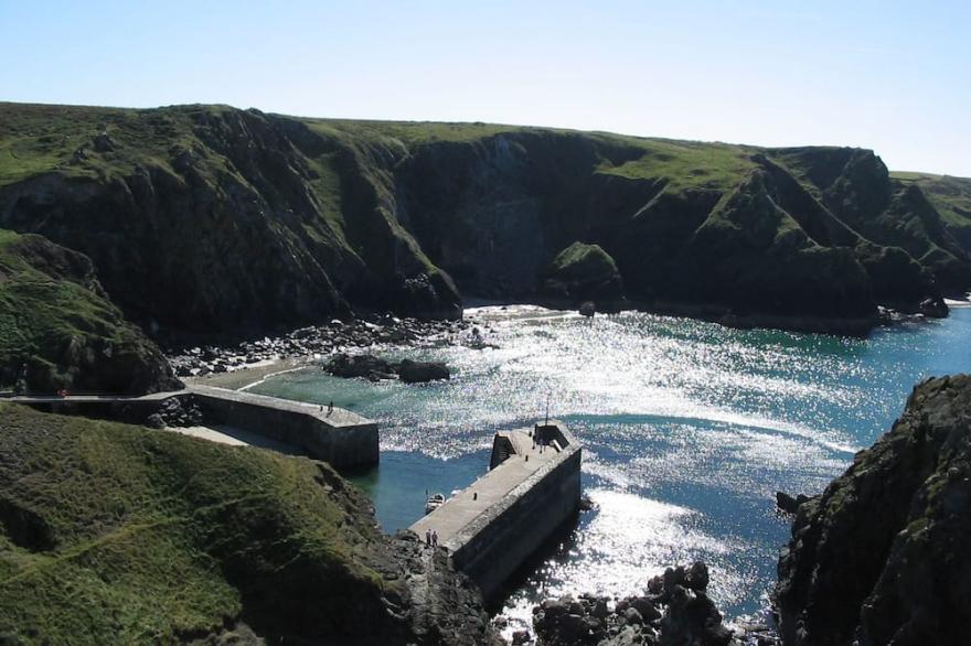 10 mins on foot to beach. Short drive to golf, surf and riding. Pool access