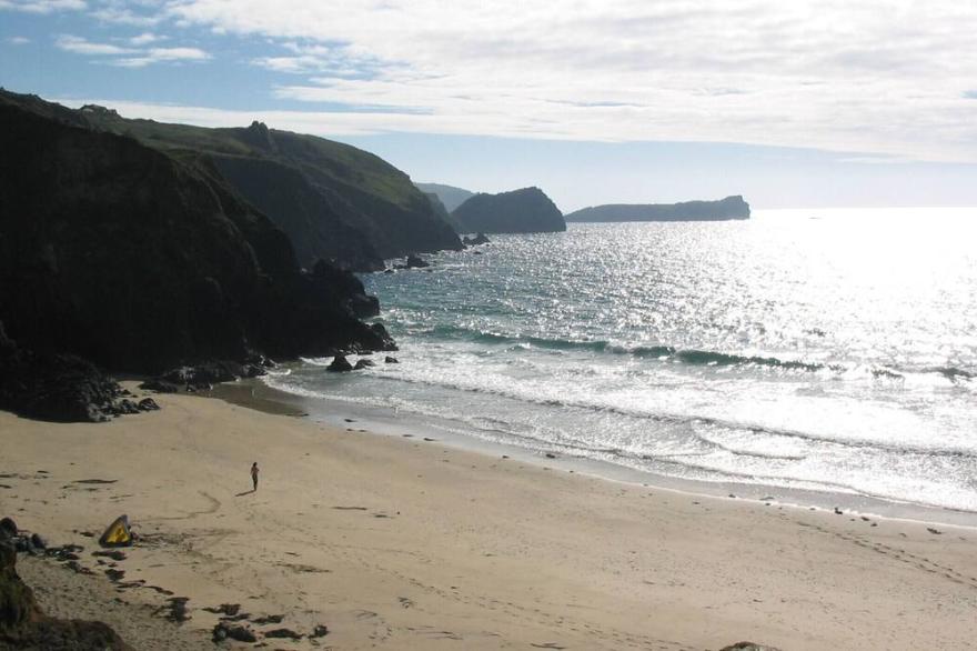 10 mins on foot to beach. Short drive to golf, surf and riding. Pool access